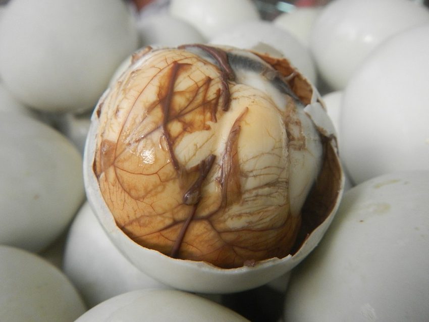 Balut Delicious foods you should not miss in the Philippines