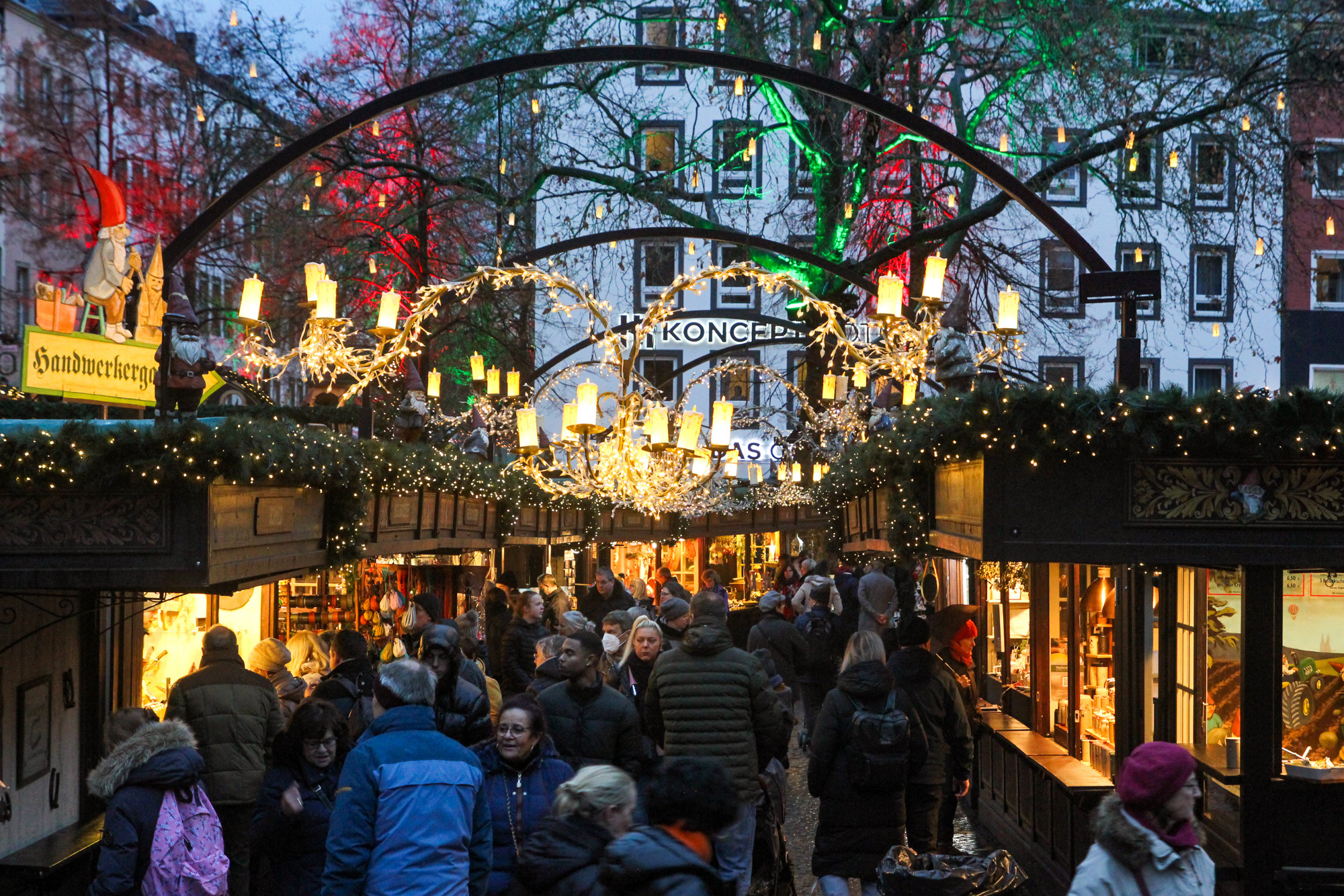 You are currently viewing Experience the Magic: 5 Reasons to Visit the Christmas Markets in Europe